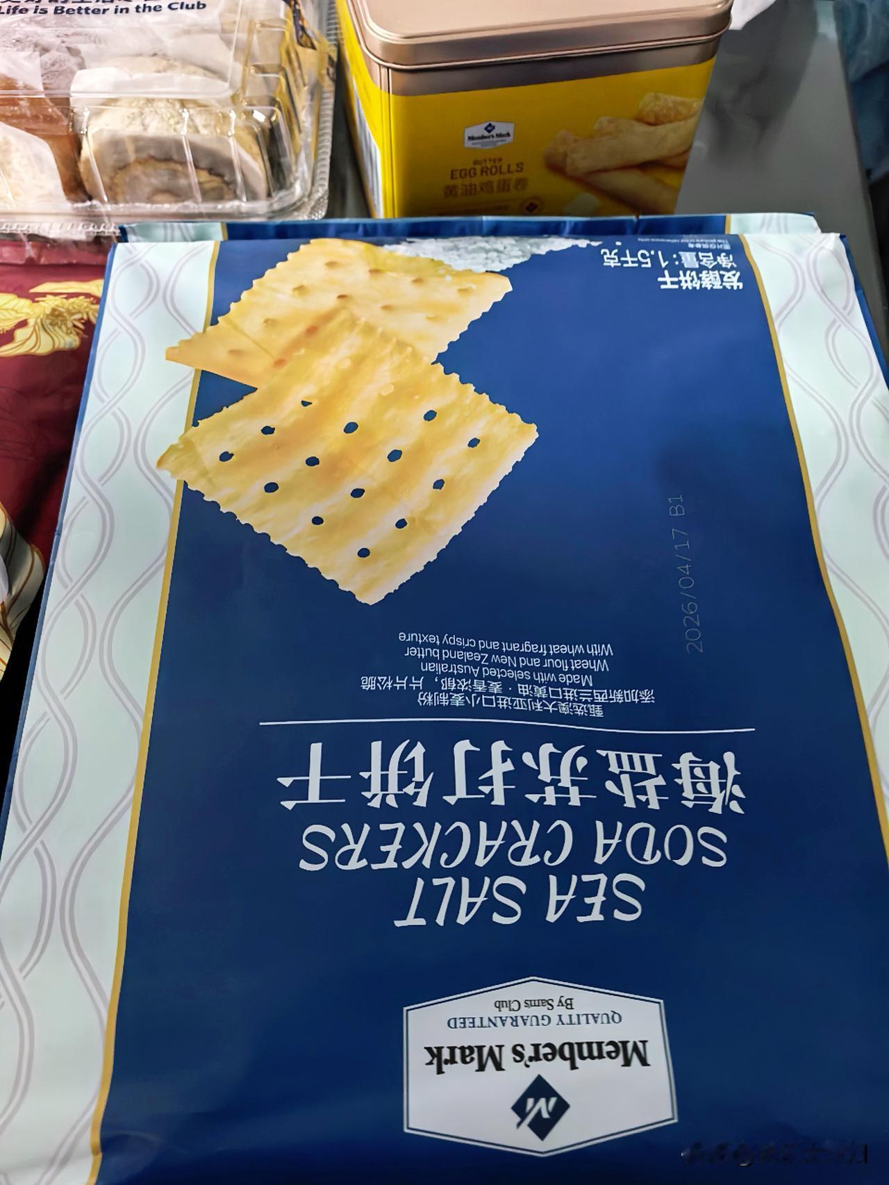 昨天随口一说我要买咖啡了，女儿下班就拎了一大包回来
山姆的瑞士卷+海盐苏打饼干+