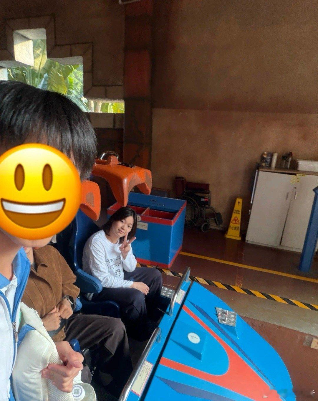 网友长隆偶遇全红婵！素颜乖巧打招呼还去坐过山车刚从新疆滑雪回来的全红婵，转头就现