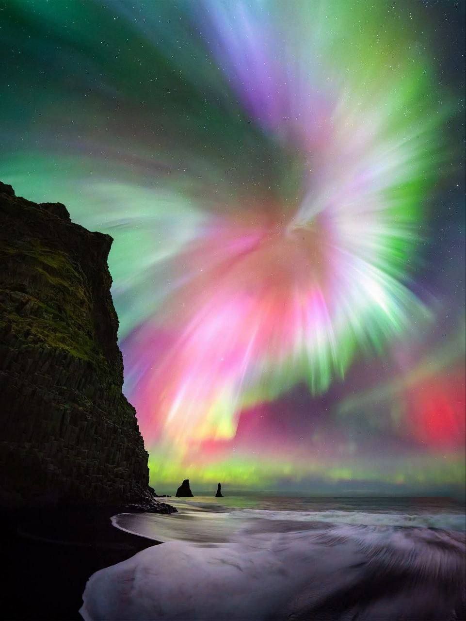 昨晚，冰岛上空出现罕见的极光光环——一道由绿色、粉色和紫色光芒组成的光环出现在地