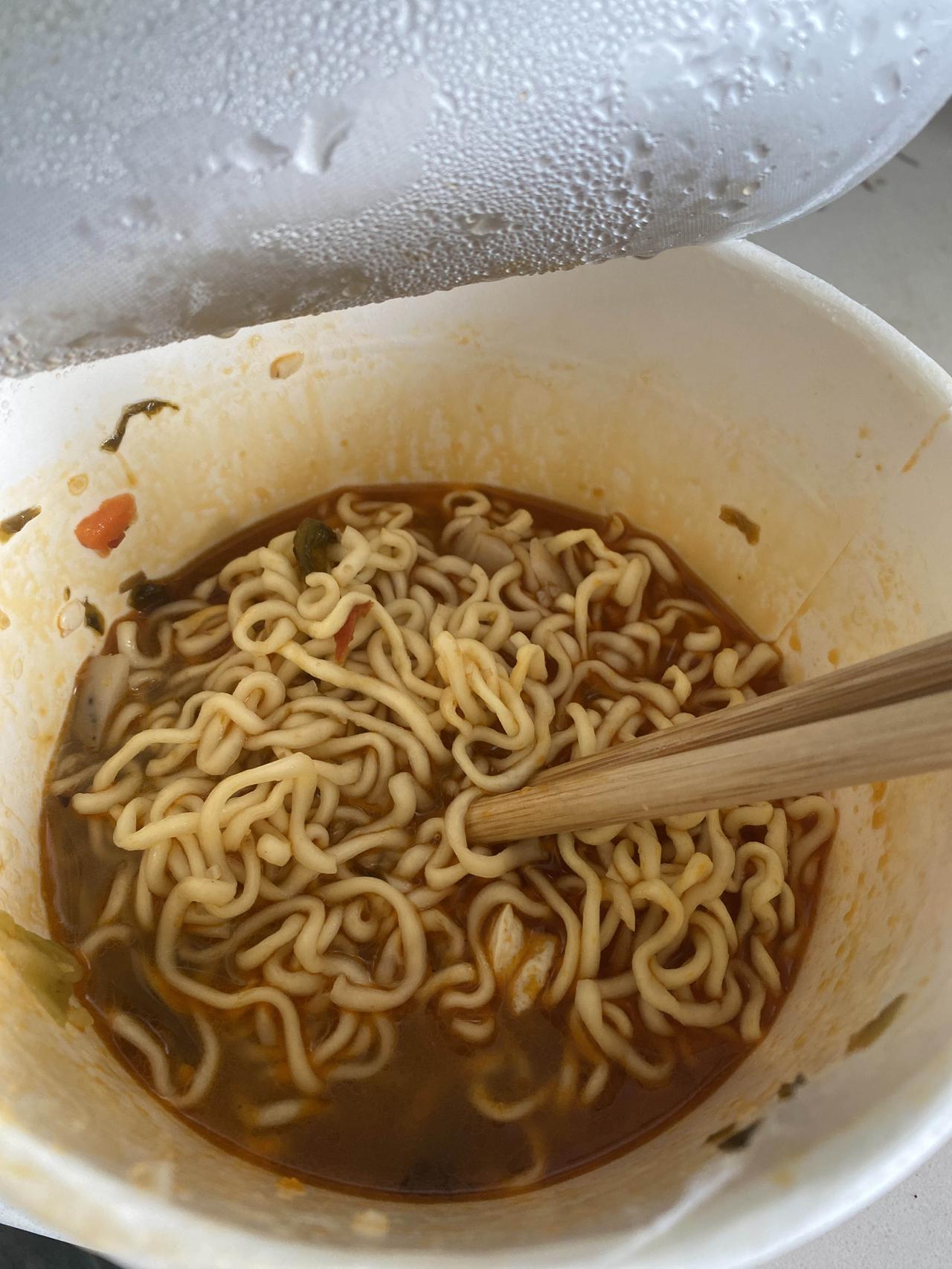 突然明白一个道理！
知足的人，有一桶泡面就好了。
不知足的人，泡面里要是有一根火