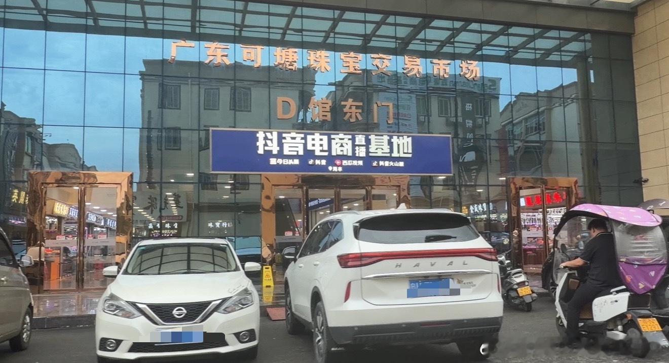 小李同学自从去了一趟西藏，逛了大昭寺的手串店以后，爱上了水晶串串已经不满足网上看