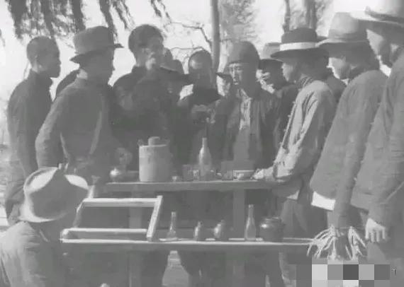 1942年，地下党员赵兴兰被捕。一个伪军给他送饭时，突然敲了敲碗底，还说要救他出