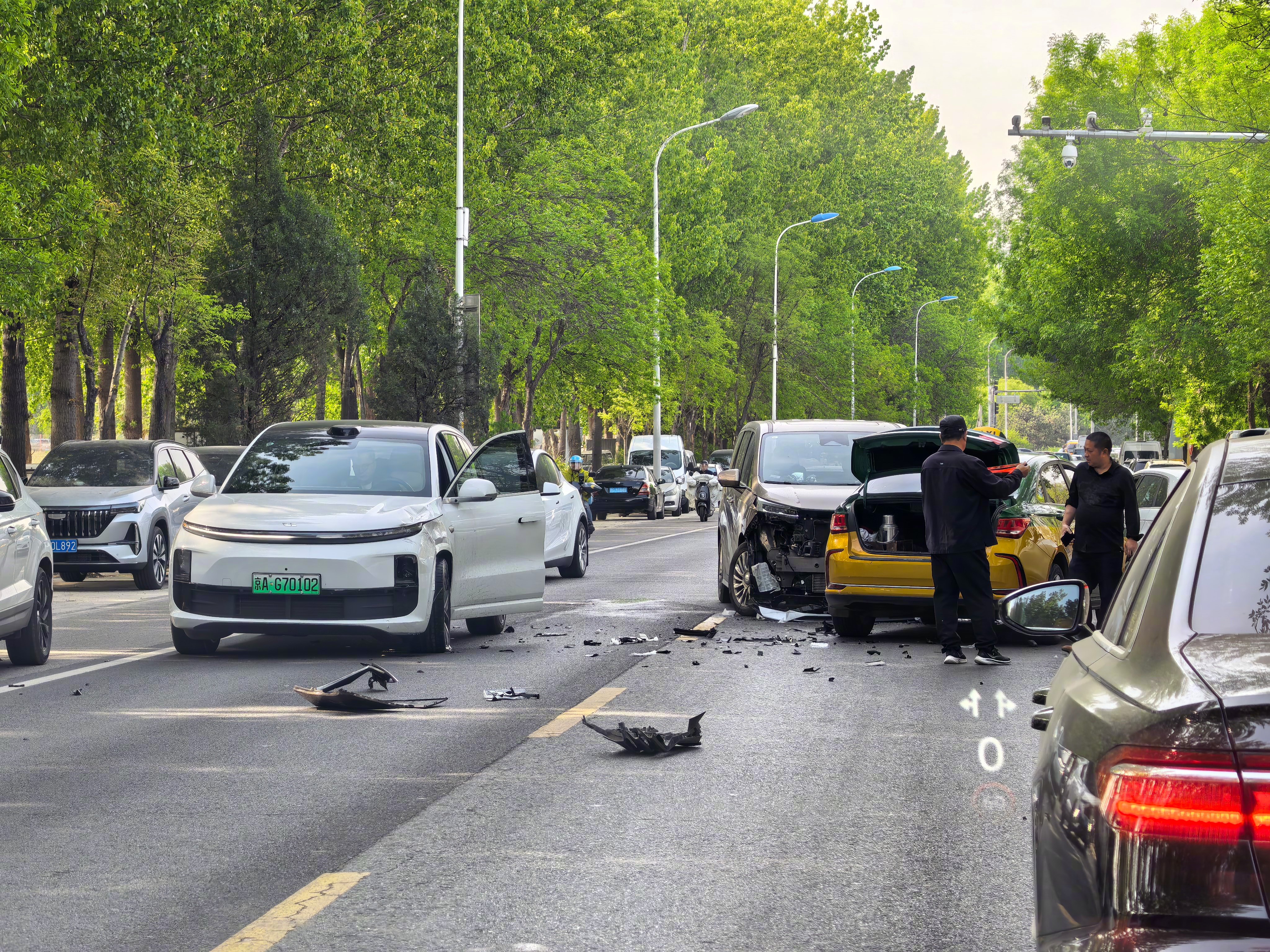 完全没看懂这事故这三个车是谁撞的谁…… 