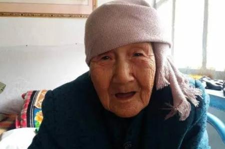 1943年，一名女子被日军欺辱后，在山洞里生下一个孩子。本来解开衣服给孩子喂奶，