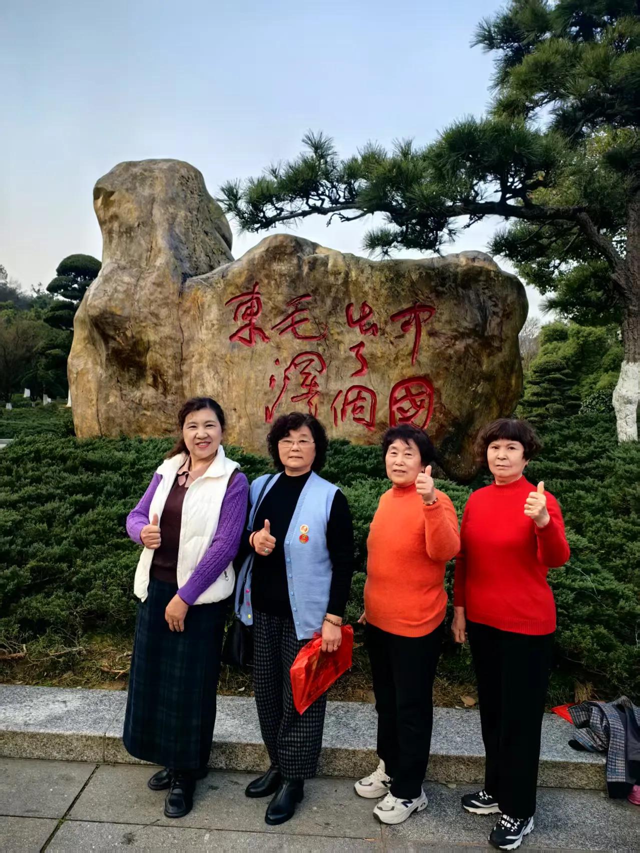 世界有了女人，
才有男儿争霸天下。
社会有了女人，
才有男子尽显才华。
家中有了
