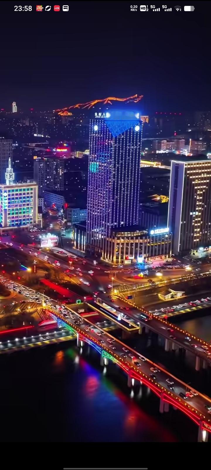 上联:   清风不问人间事 ，
下联：明月欲晓世间情。
“清风不问”
是出世般的