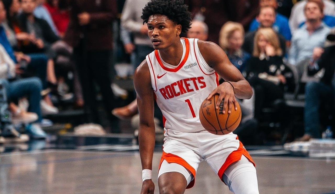 在季前赛的时候，我们看到，前两场比赛火箭队一直让谢泼德和阿门·汤普森在后场形成首