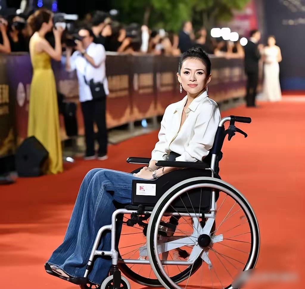 家人们谁懂啊！章子怡华表奖红毯“扑街”后，竟坐着轮椅闪亮登场！这“跌宕起伏”的剧
