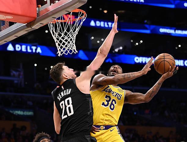 斯马特是湖人全队在G1中唯一一名正负值为负数的球员。斯马特在防守端确实是表现不错