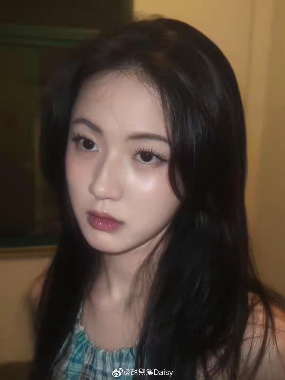 青丝如瀑，明眸似水。