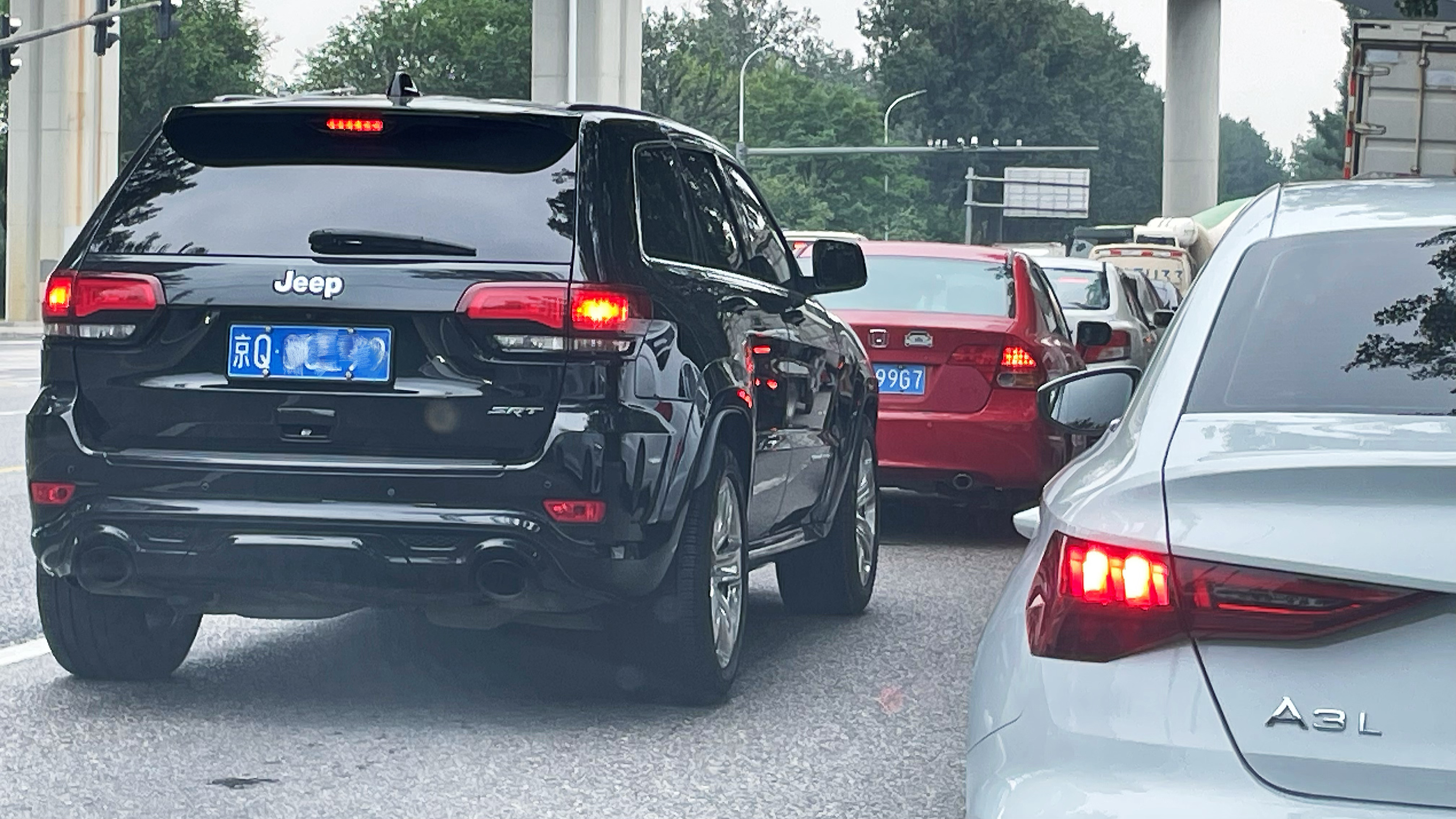 精致的品味、行走的低调Jepp SRT8 6.4升V8 BMW M760Li 6