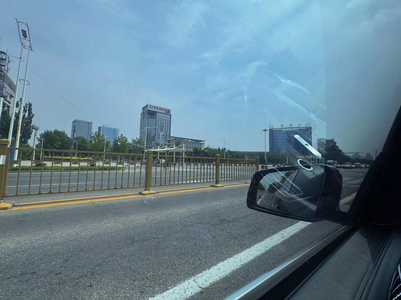 人为什么总怀念过去，大概是因为那时的风很轻，心事很真，我们都还带着满心欢喜，以为