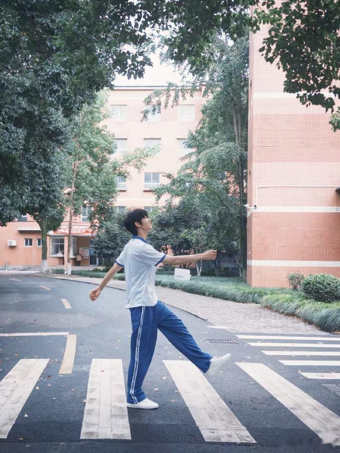 吴俊霆你指定还有存货 这组校服照真的是帅到我了呀，咱就是说吴俊霆你指定还有存货，