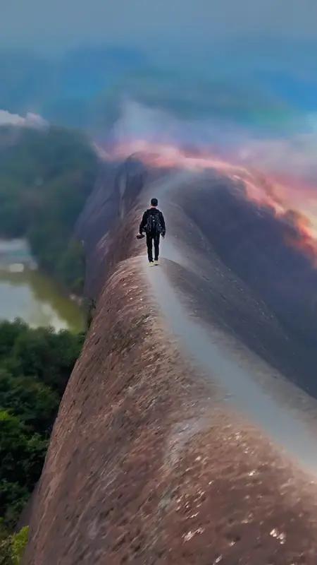 人生崎岖路难行，修心能让天地开阔，挺起腰杆向前走，方能迎来坦途！
王字少一横的争