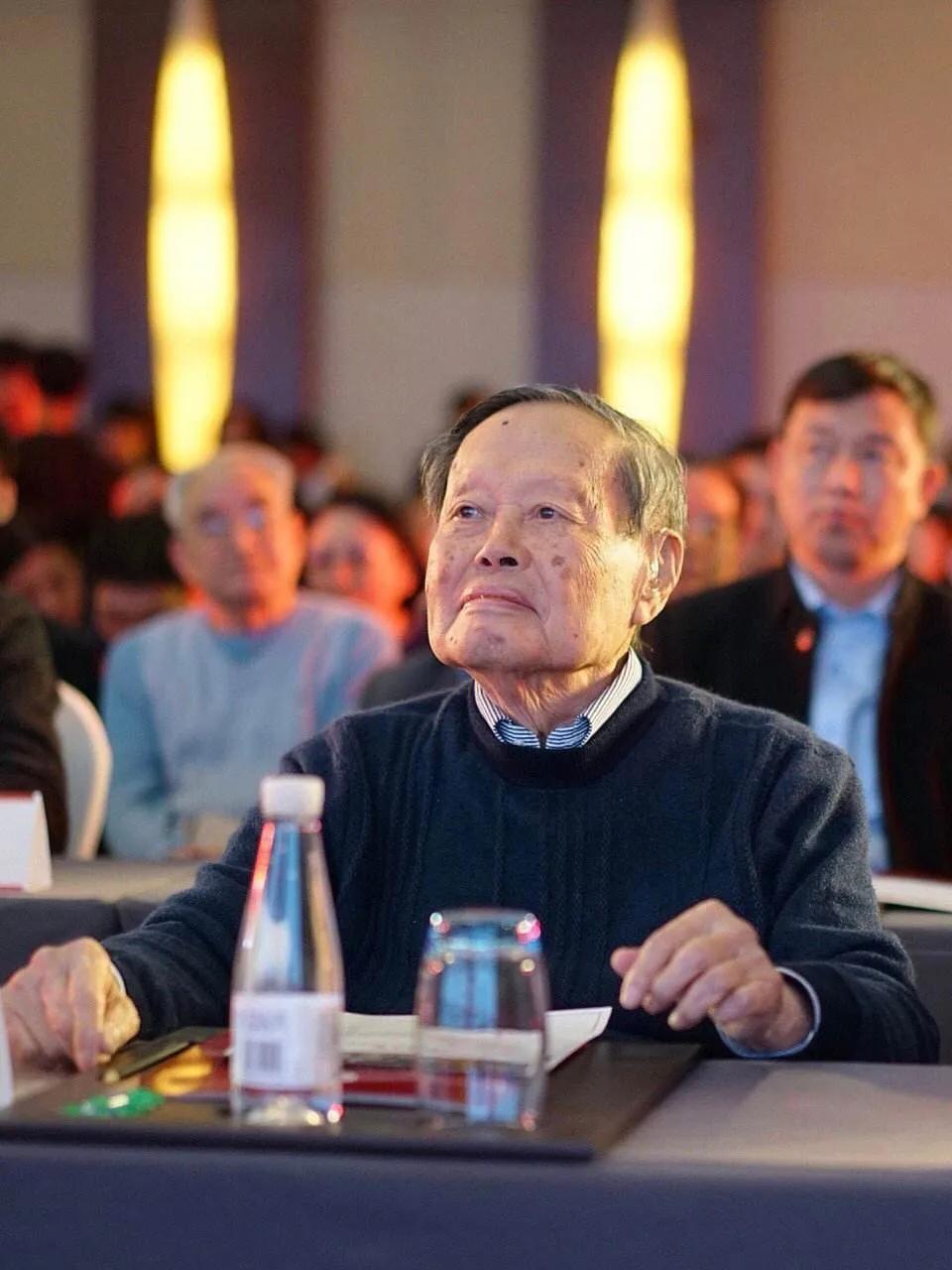当年，杨振宁回国，周总理邀请杜聿明参加接风晚宴。然而，杨振宁见到岳父却说了一句：