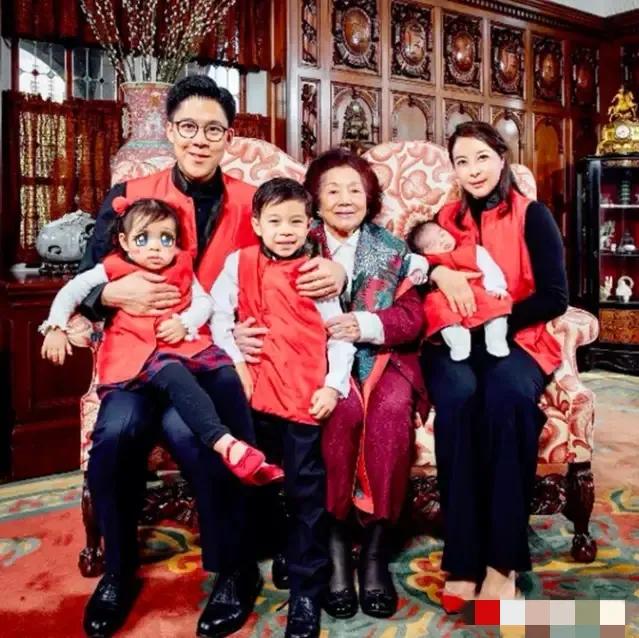 2013年，郭晶晶诞下长子霍中曦，90岁太奶奶吕燕妮在孙子霍启山搀扶下亲赴医院探