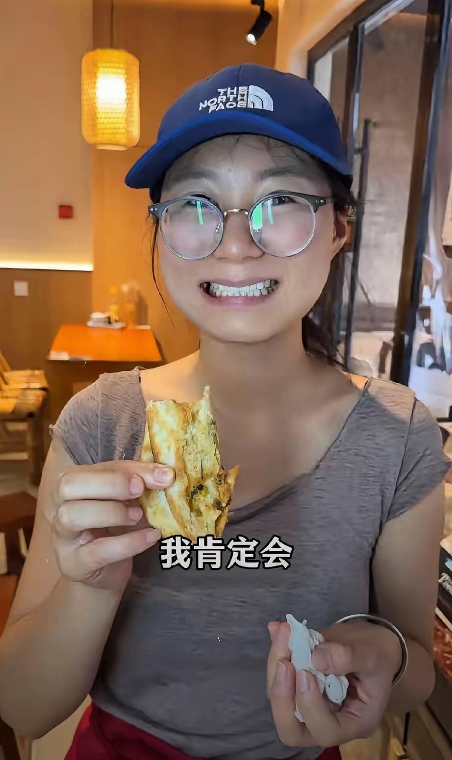 “这个女的火了！”江苏无锡，18岁女孩去饭店打暑假工，和老板商量好的，每天工作8