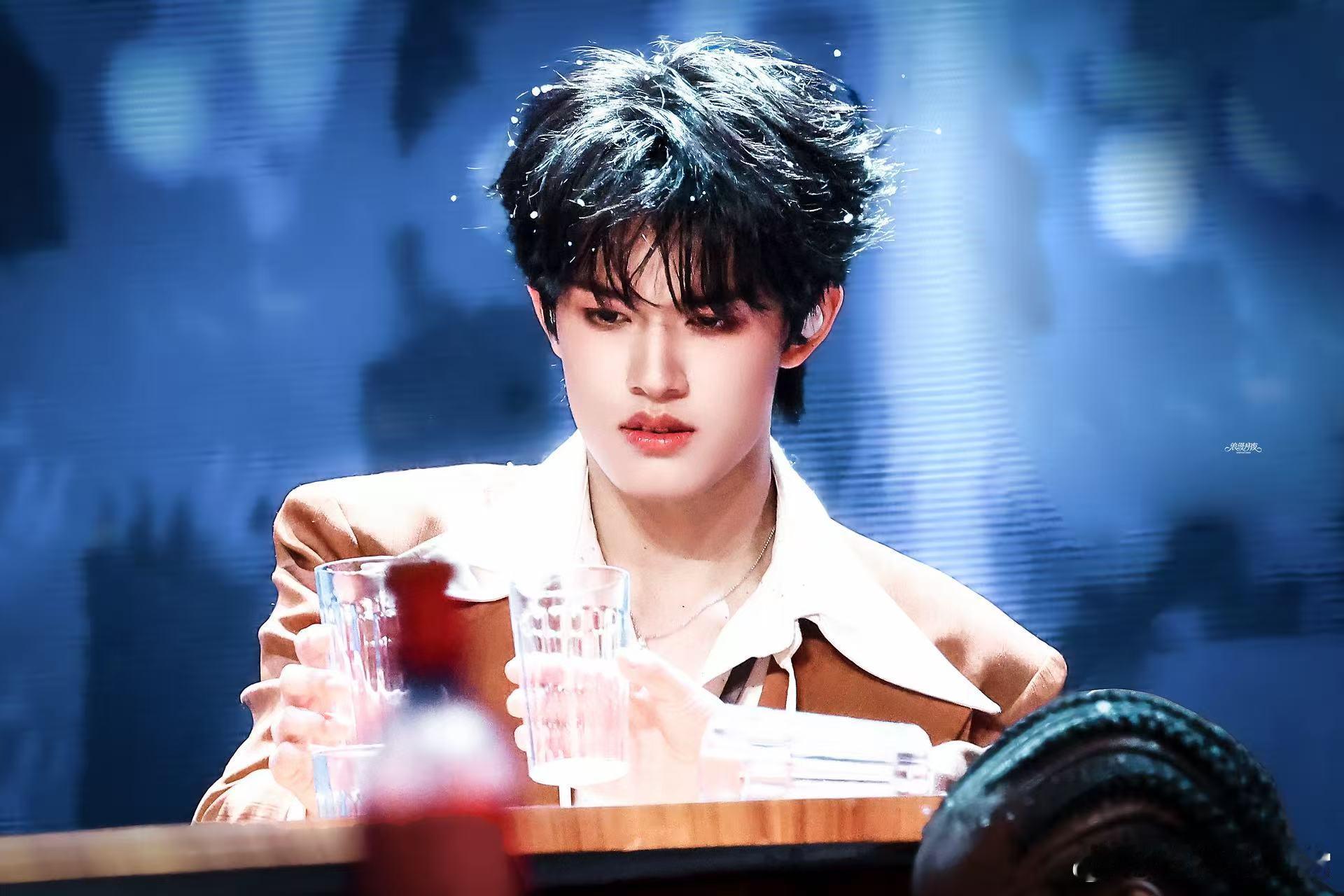 张极 再浪漫一下 张极的舞台从来不会让人失望，从表现力到唱功都无可挑剔，自带的浪