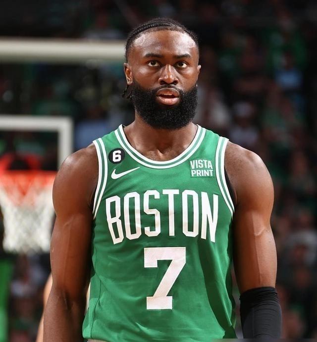 3.04亿美金砸下去，你猜他干了啥？
2023年杰伦布朗和波士顿凯尔特人队签下五