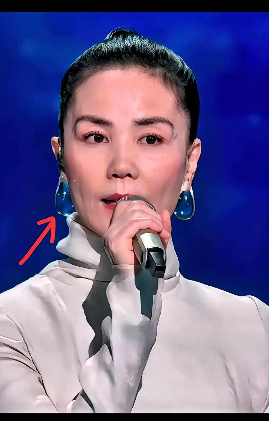 看来李亚鹏翻身了，王菲翻车了
王菲这次不光是妆容怪异，歌也唱的有气无力的，气息奄