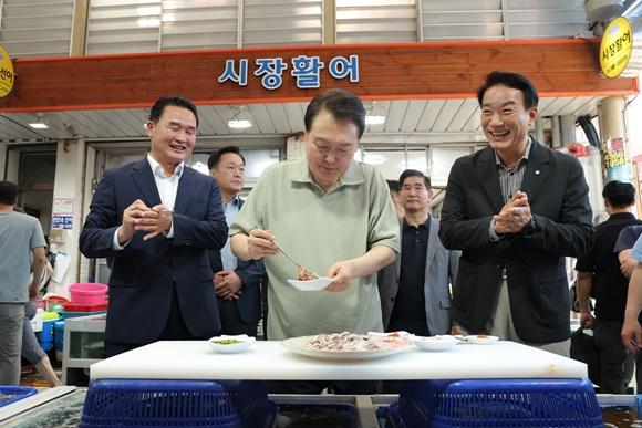 【韩国总统尹锡悦在休假期间访问当地市场】

近日，正在夏季休假的韩国总统尹锡悦访