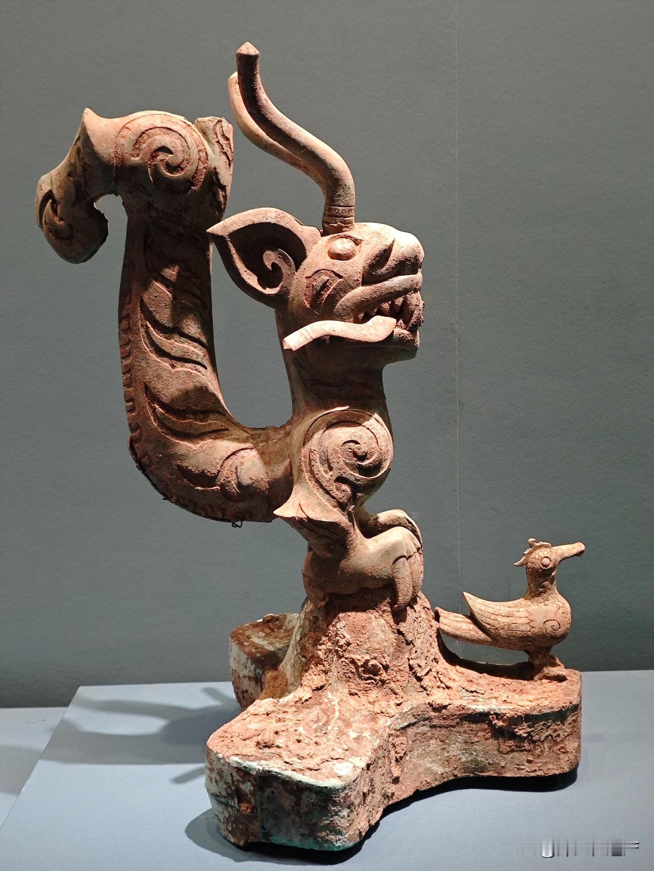 大家对三星堆的热情好高啊，这么热的天顶着烈日外面都排长队
展览见得最多的就是青铜