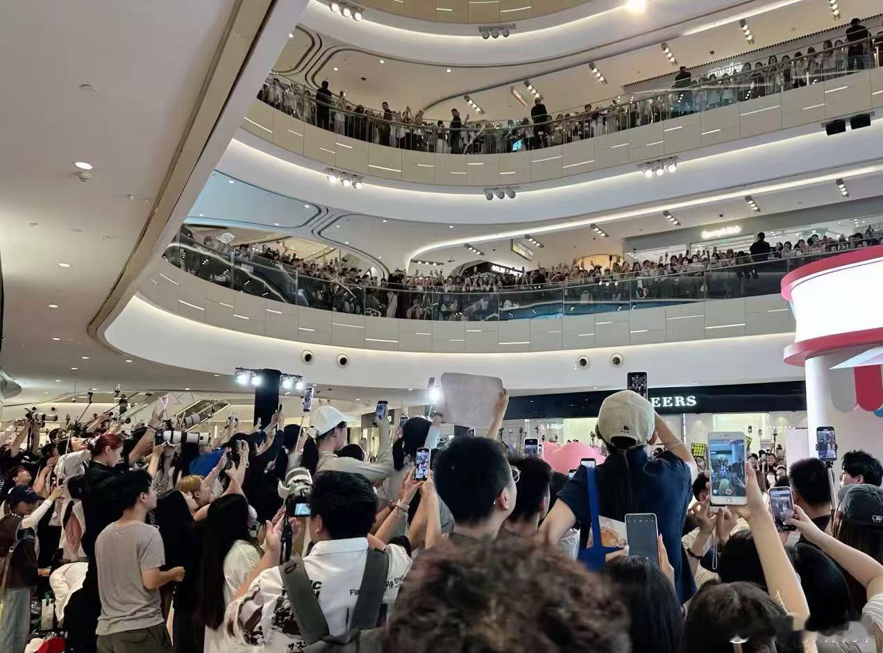 田曦薇上海人气田曦薇上海线下活动人气活动路透记录火热场面，田曦薇现身上海收获阵阵