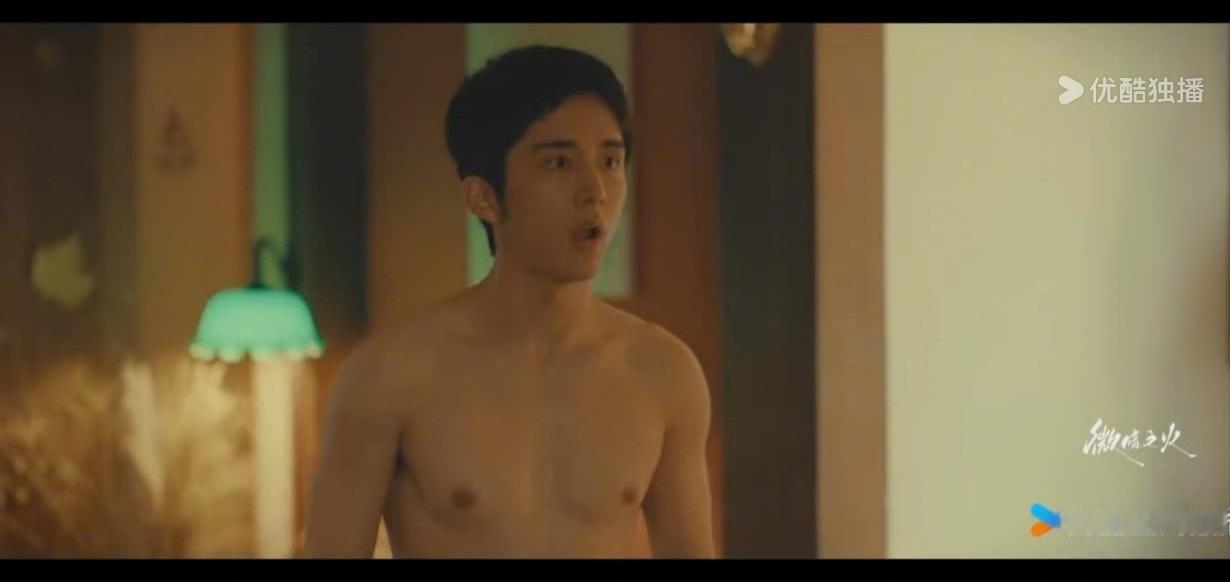 #张新成露肉了##张新成上半身身材# ，本哥你深藏不露终于露了！！在新剧《微暗之