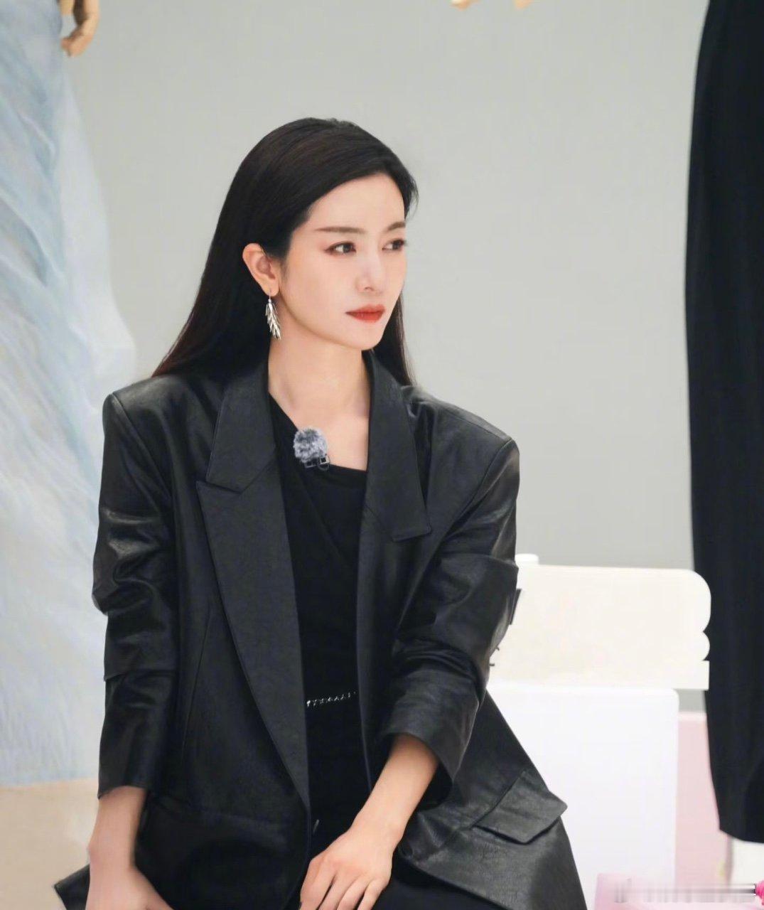 李晟 你现在好冷漠啊 李晟机场送机名场面太可爱！问粉丝休息室位置，粉丝说 “你找