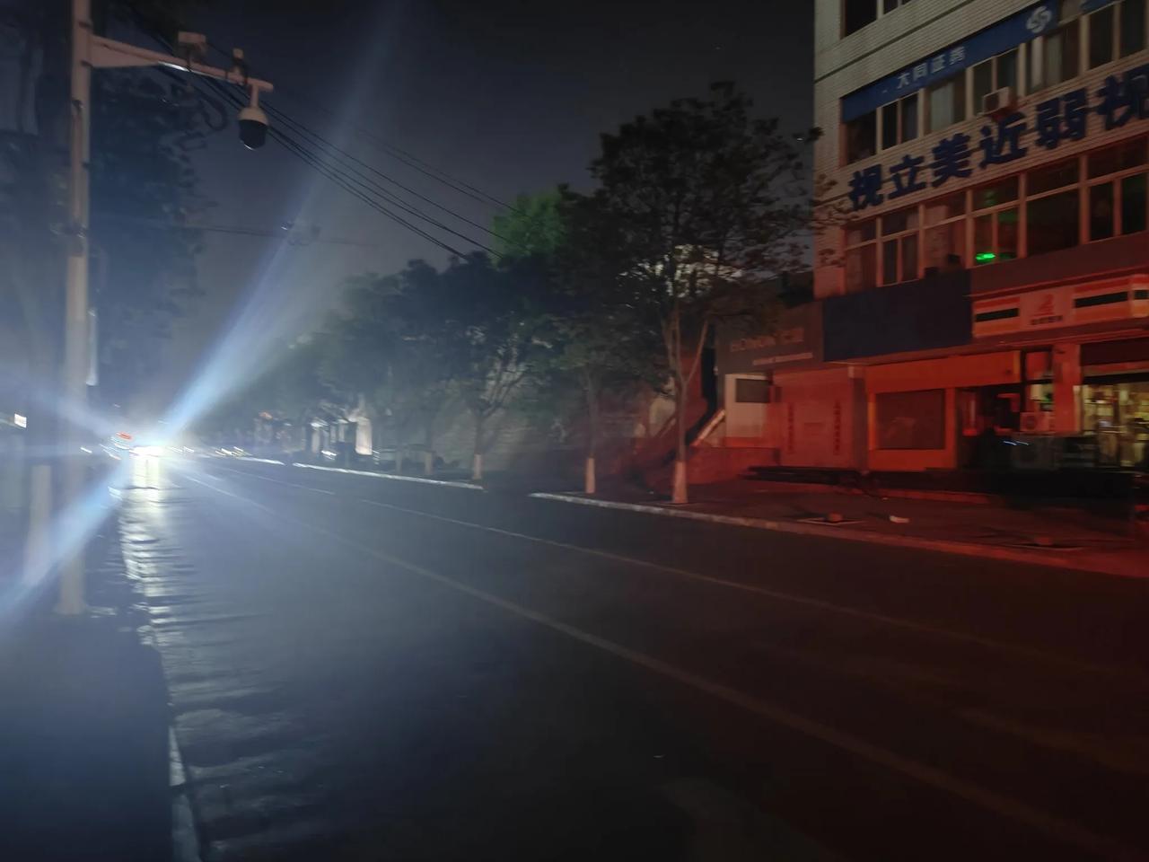 今天晚上朔州市中心及最繁华的商业街突然停电了，停了大概有1小时，红绿灯都没电了！