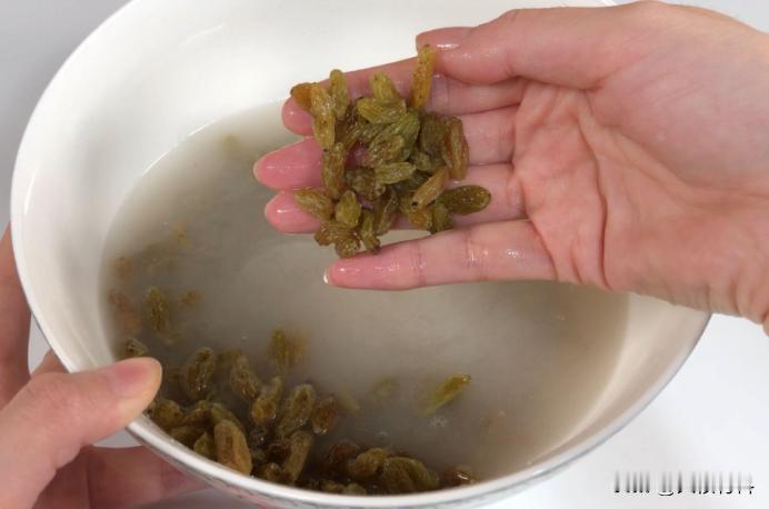 吃葡萄干要不要清洗？一位60岁的新疆果农告诉我，99%的人都不知道，他们那里的葡