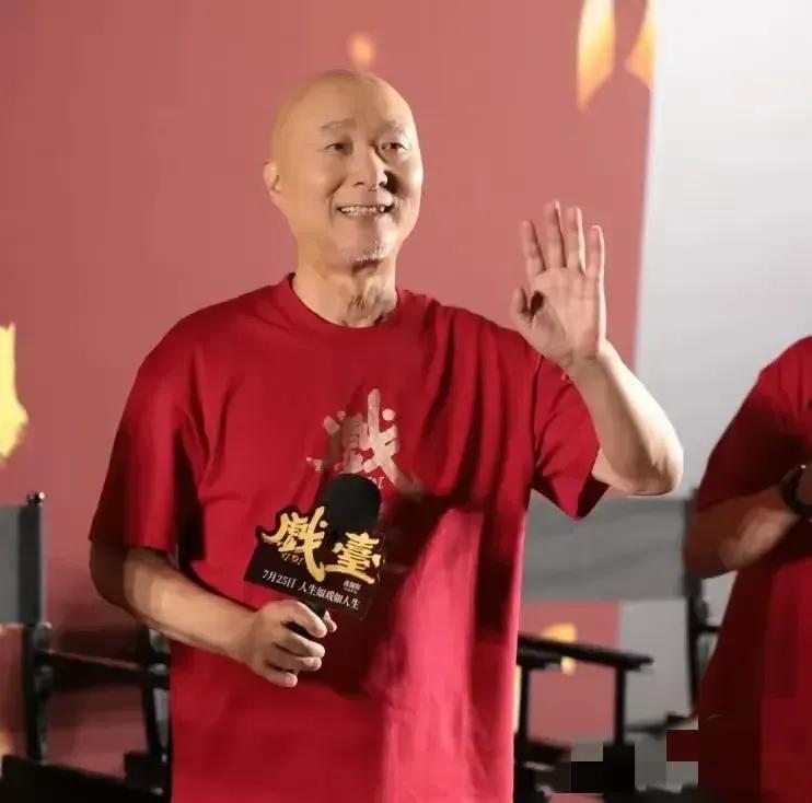 陈佩斯这波营销还是挺绝的。
精准找到了对他有情怀的这波观众。
对银发专场实行10