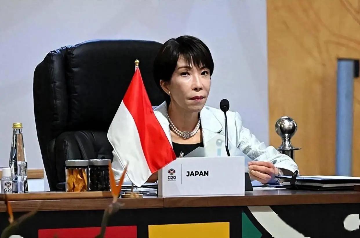 日本网民愤怒了！
 
有日本网民这样说，“我们日本的首相竟然在外交场合，张开大嘴