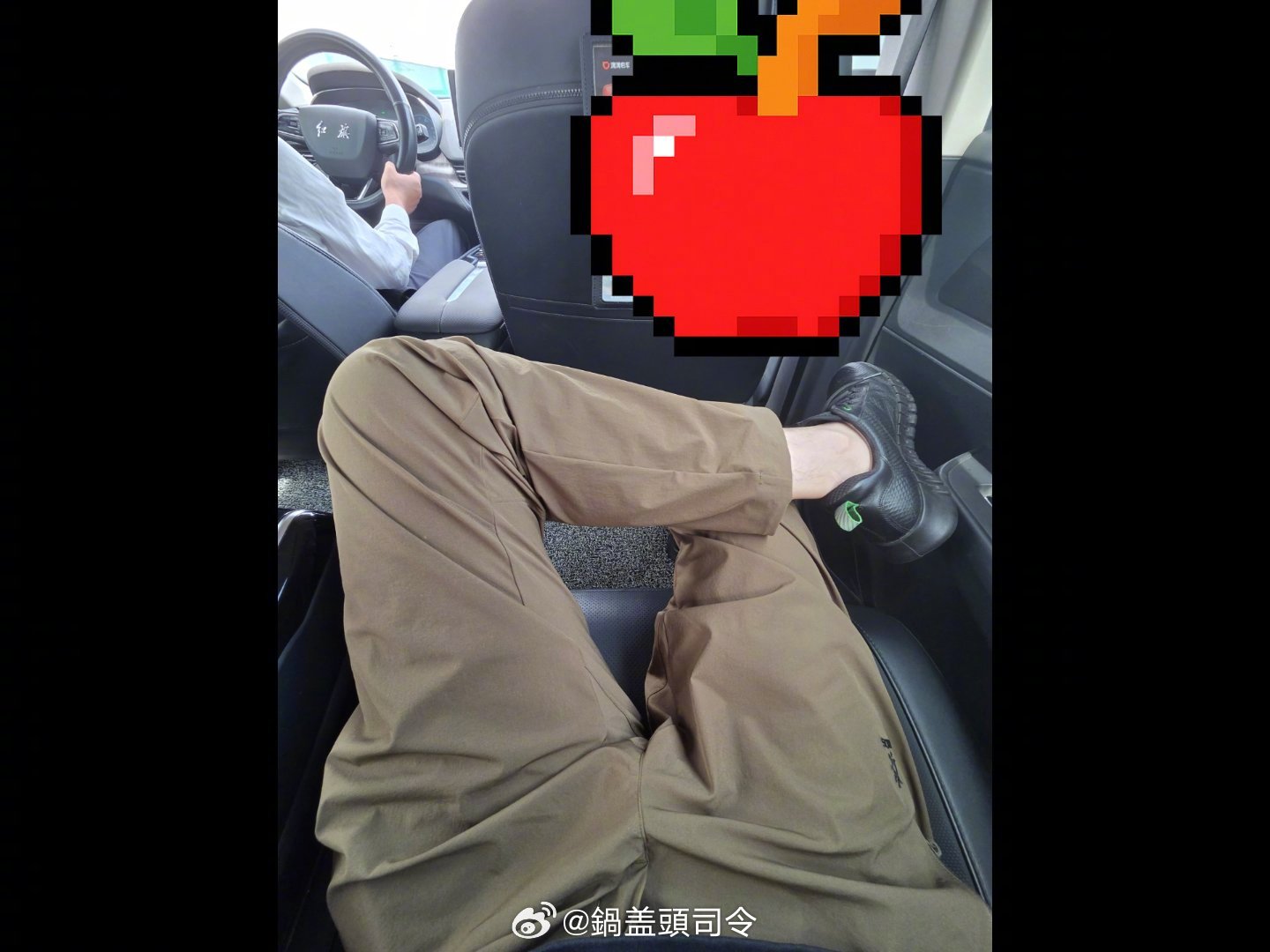 打了个专车，红旗的，这个后排座椅靠背有点硬，包裹性一般，坐着没那么舒服。另外就是