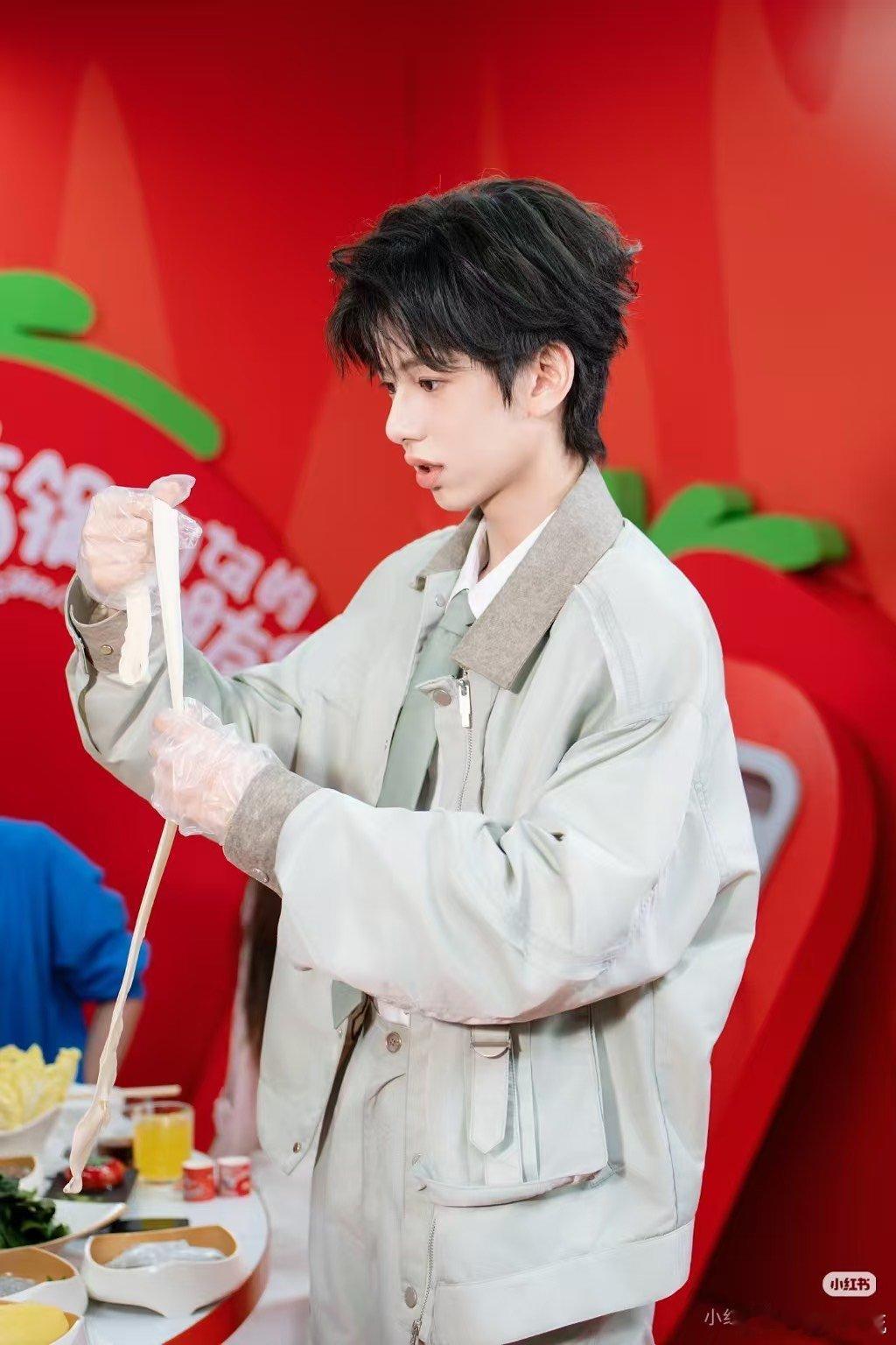 院人把林子烨逗成啥样了 在听声猜人游戏的欢乐氛围中，林子烨宛如一颗被欢乐魔法点亮