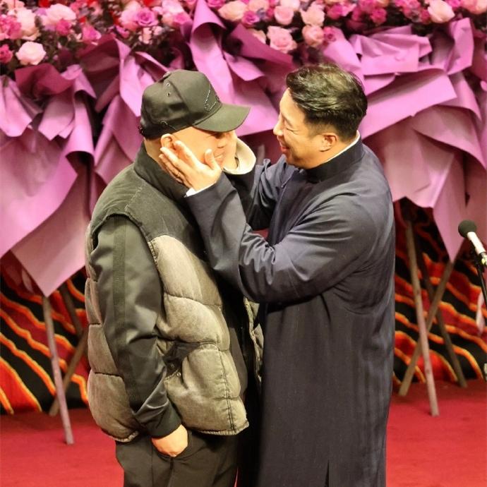 岳云鹏闪现上海德云社，登台给师哥烧饼助阵！岳云鹏的出现，让烧饼很是开心。用大手捧