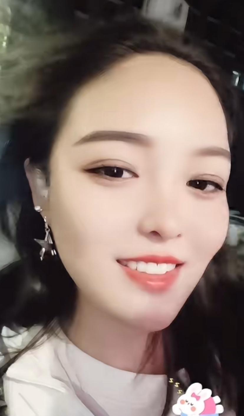 微笑的甜美女孩，星星耳环闪闪发光🌟✨在阳光轻抚下
她的微笑
如春日绽放的花朵