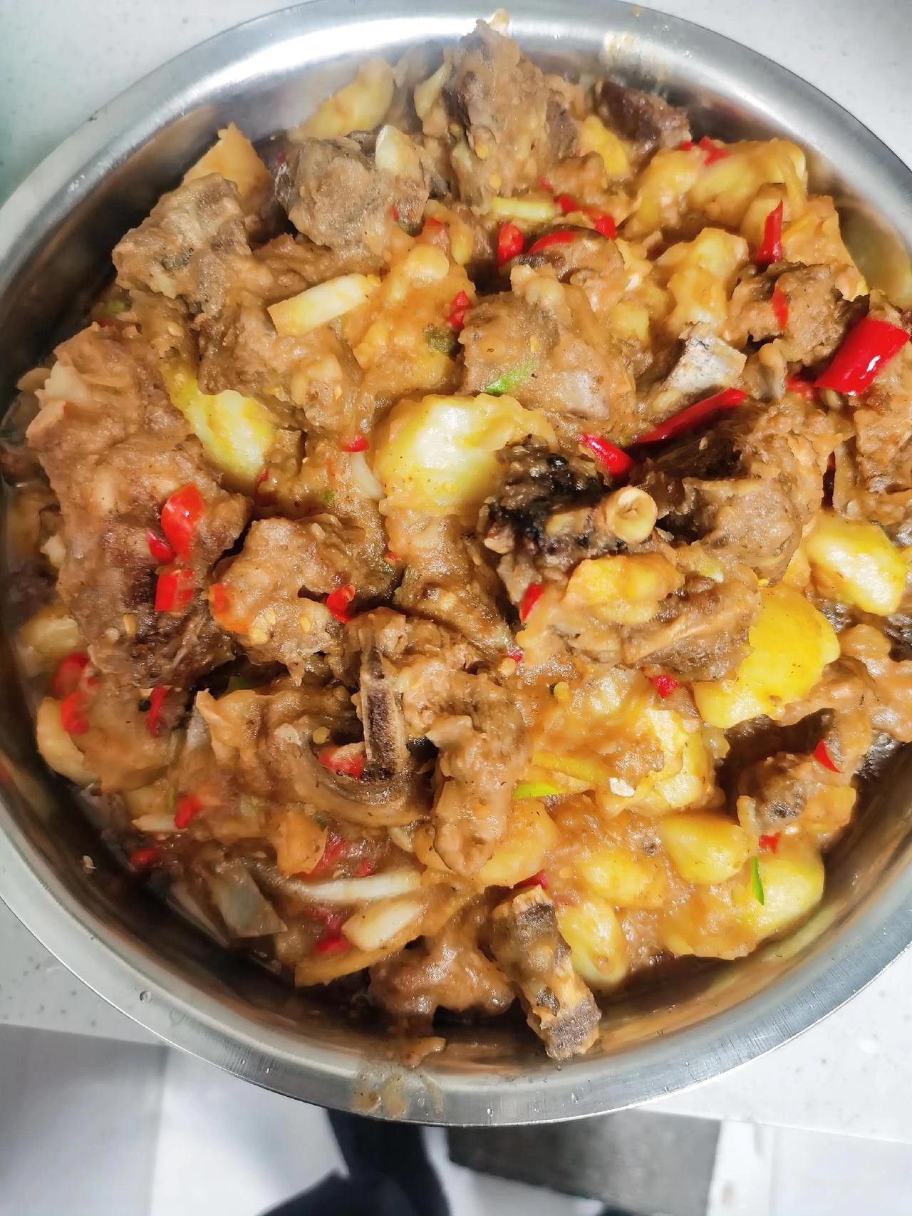 公司食堂家常菜谱：
土豆焖排骨
红烧茄子
萝卜粉条汤。

谁都不想由着性子去生活