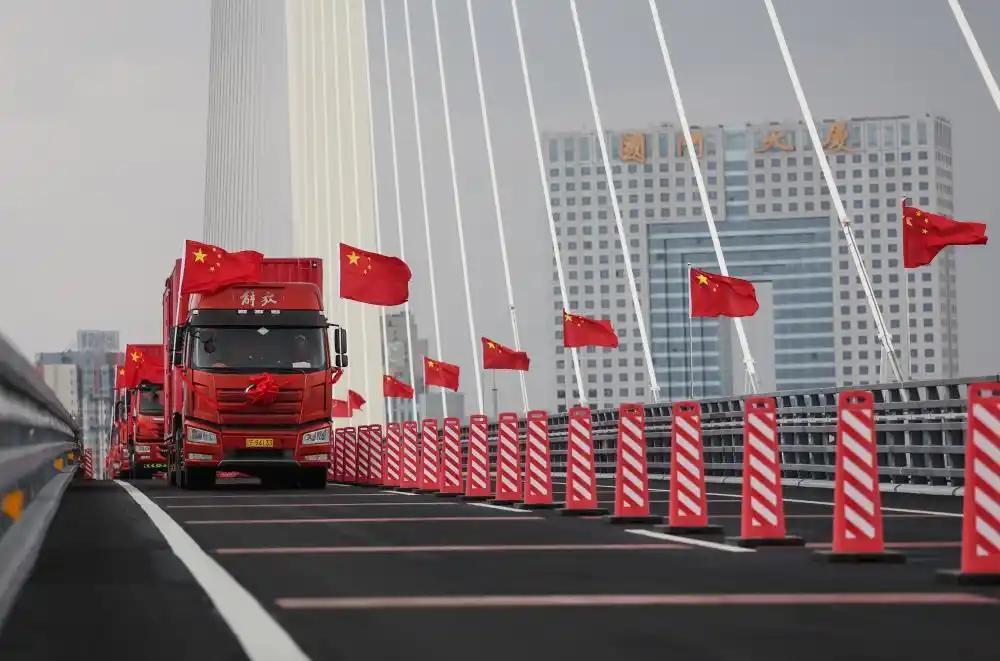 新鸭绿江大桥正式通车！16年等待终于落地，这不止是一座桥，更是两国的情谊。
10