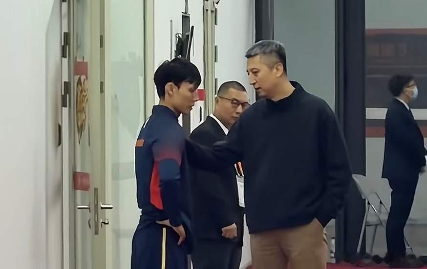 徐杰前往医院进行了眉骨缝针，还好问题不大，不影响他国家队之旅！徐杰回应伤情徐杰受