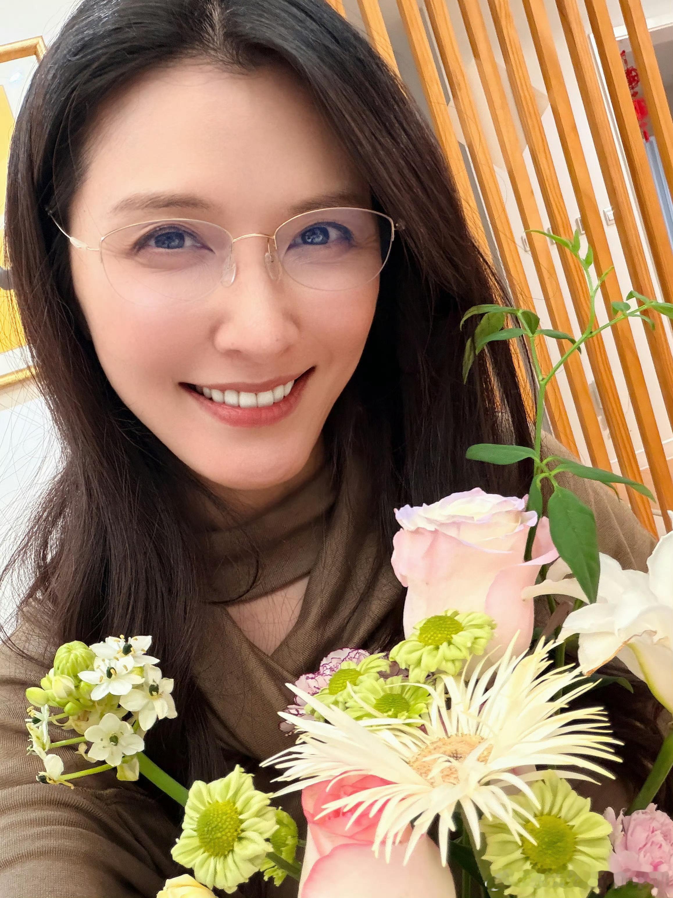 这个是粉丝送的那束花吗，就这样到处显摆