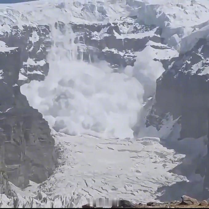 新疆慕士塔格峰2号冰川发生雪崩安全第一  ​​​