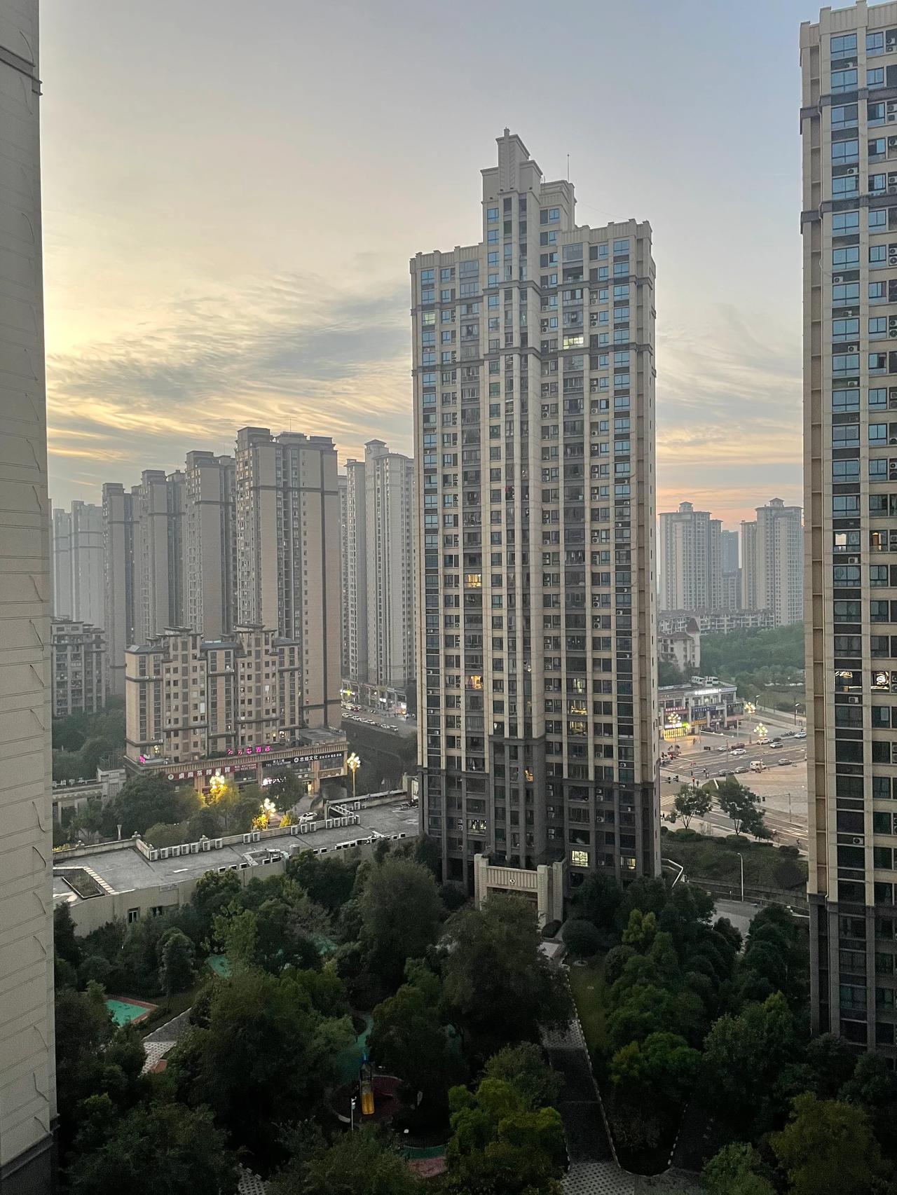 内心窃喜
        ——南木子
清晨醒来窗外望，
晴空万里有太阳。
想想小