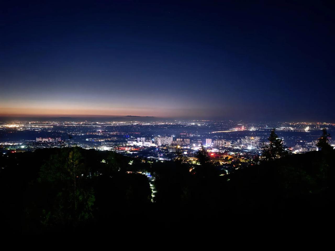 今年的临潼还算舒服，夜晚登骊山看夜景，美哉！