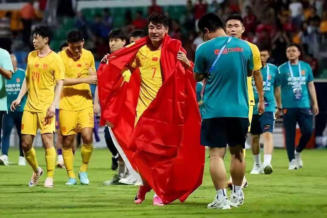 国足0-0泰国队！6大前锋狂轰24脚，韦世豪逃红牌，张玉宁中柱北京时间6月9日，