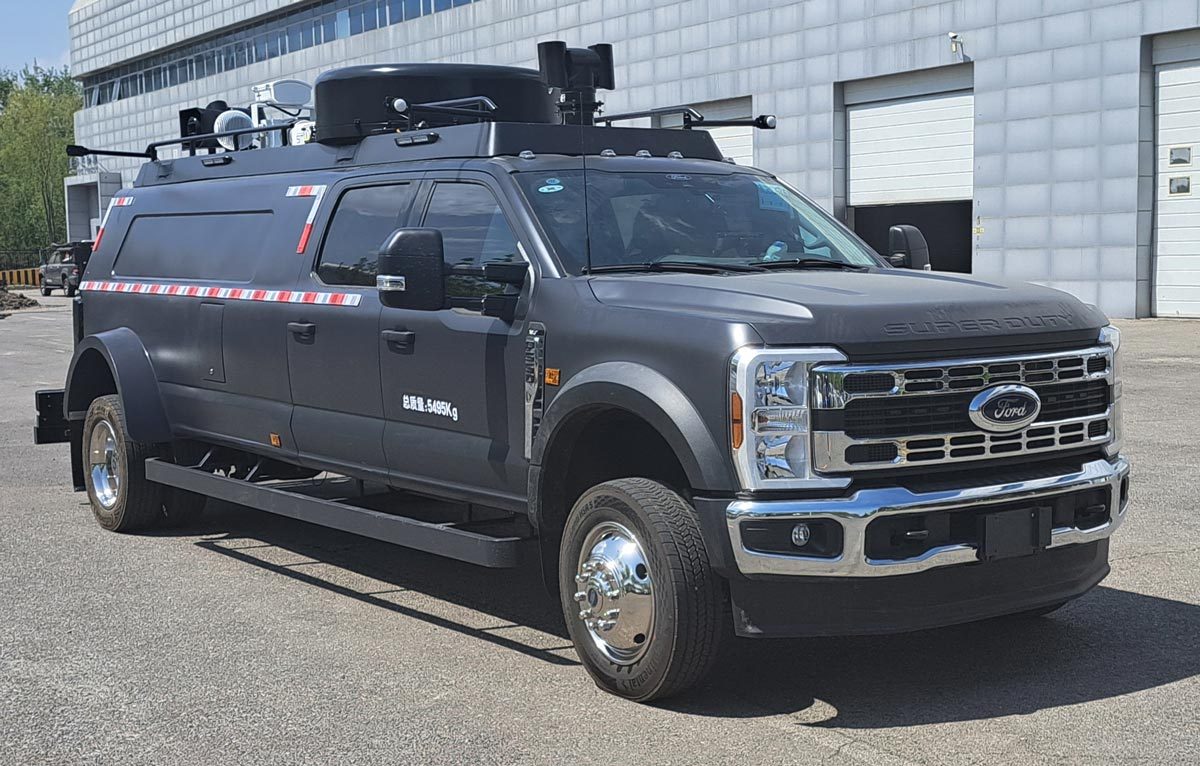 特殊车辆 7米6的福特F550指挥车，有必要这么长么，有啥东西要放呀，也不怕折了