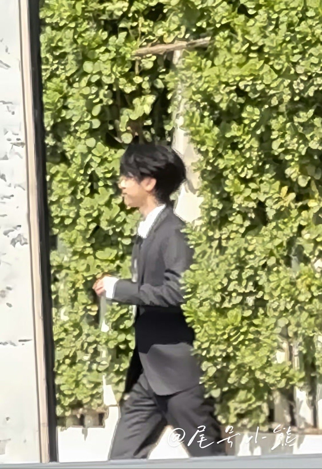 严浩翔看见未来西装路透 被严浩翔《看见未来》黑西装造型蛊到！矜贵少年感爆棚，期待