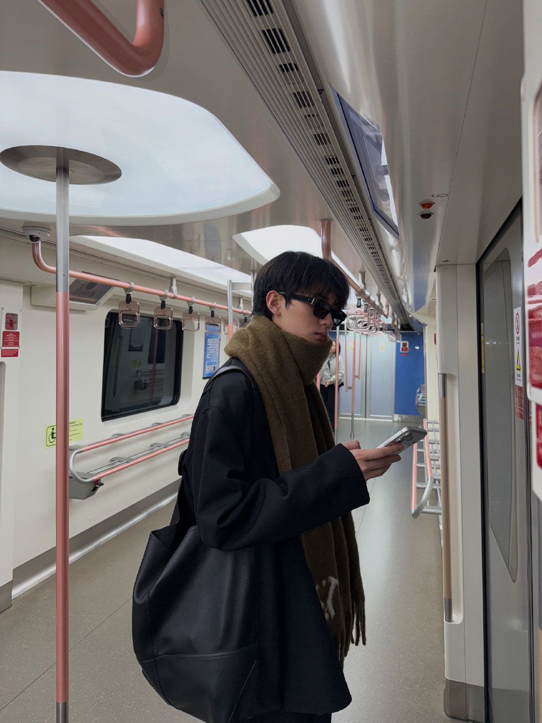 周翊然平安抵达报备   、周翊然平安抵达报备到达后第一时间跟粉丝报平安，是和粉丝