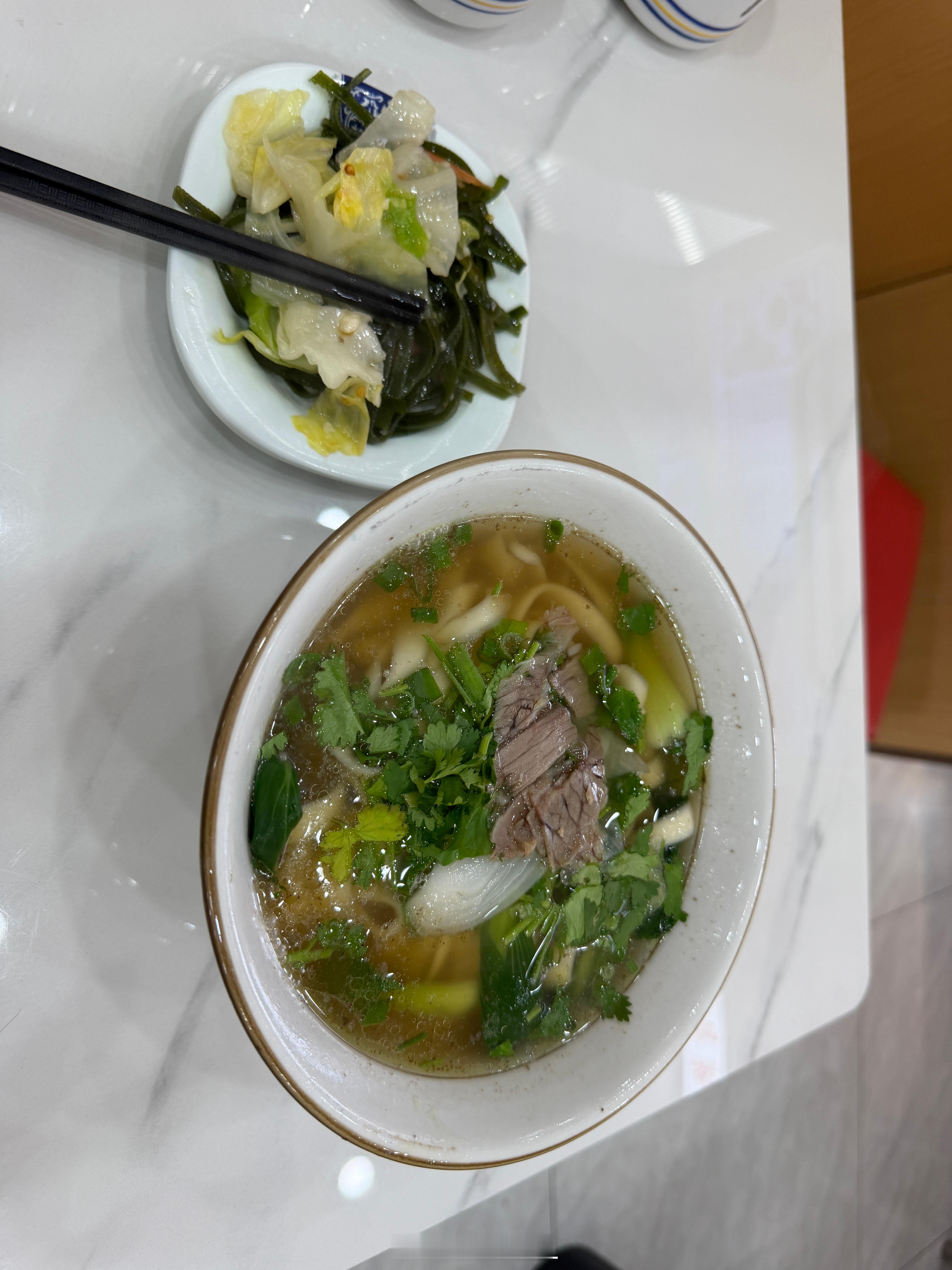 一碟小菜，一碗刀削面，吃完了舒服 