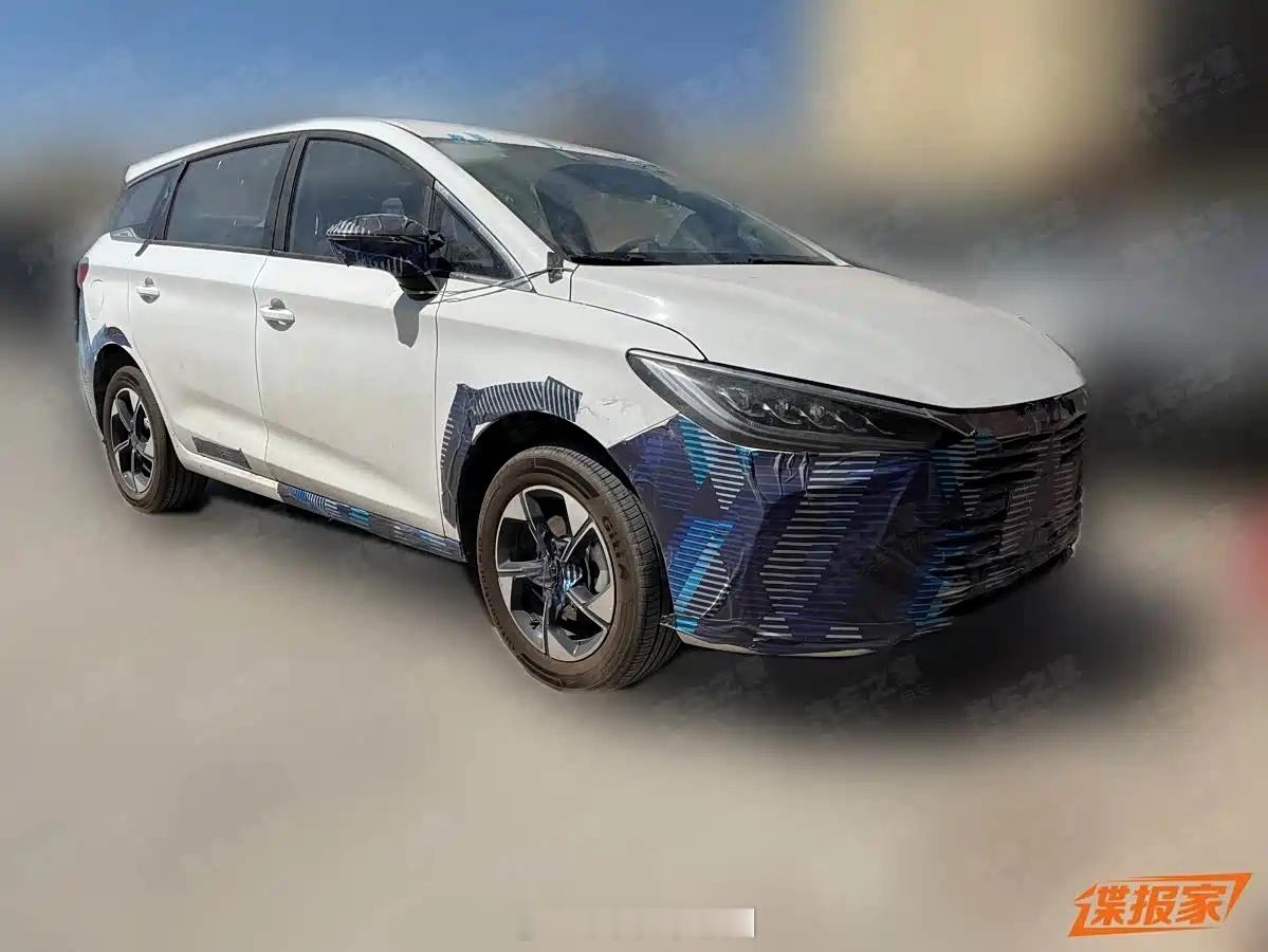 疑似比亚迪新款MPV谍照，由于车尾还没悬挂车型标识，它可能是宋MAX的改款，也可
